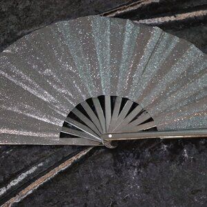 🖤 Glitter & Glam Folding Fan – Black Magic Moment ✨